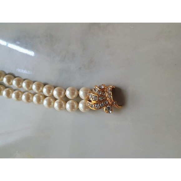 White Pearl And Gold Tone Gemstone Clasp Women's Bracelet Vintage Inspired - Picture 3 of 6